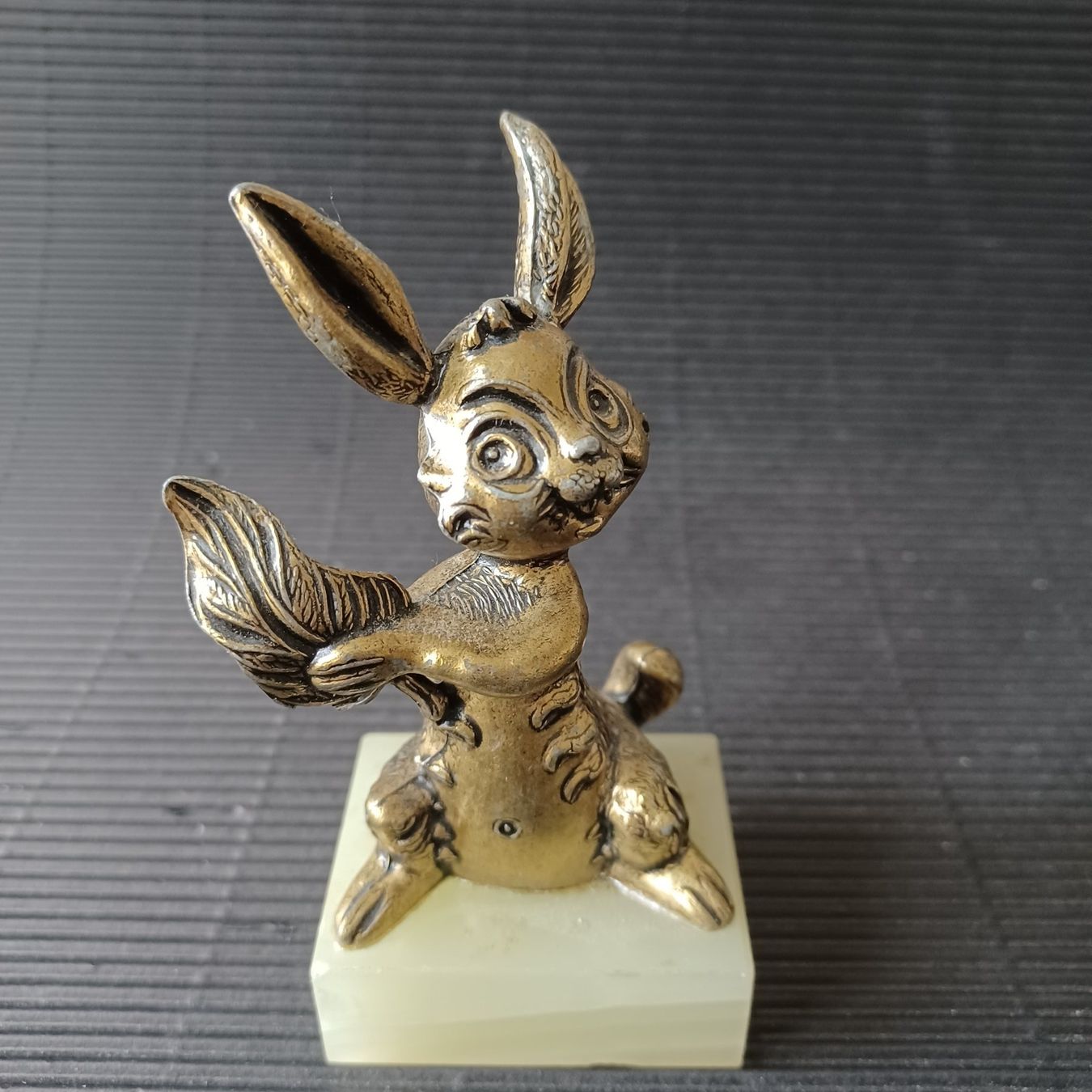 Figuren: HASENFIGUR mit Marmorsockel. Vintage – Gebraucht aus Zürich von Bellabo 1