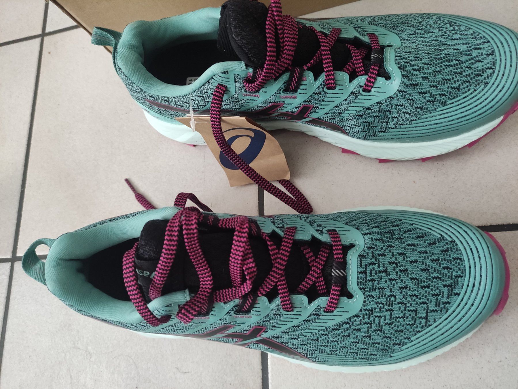 Scarpe da donna: Neu Asics Turnschuhe gr 42 – Nuovo e nell'imballaggio originale da Dagmersellen venduto da L.Ga. 2