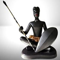 🗿 Kraftvolle Afrikanische Krieger-Figur mit Speer & Schild!