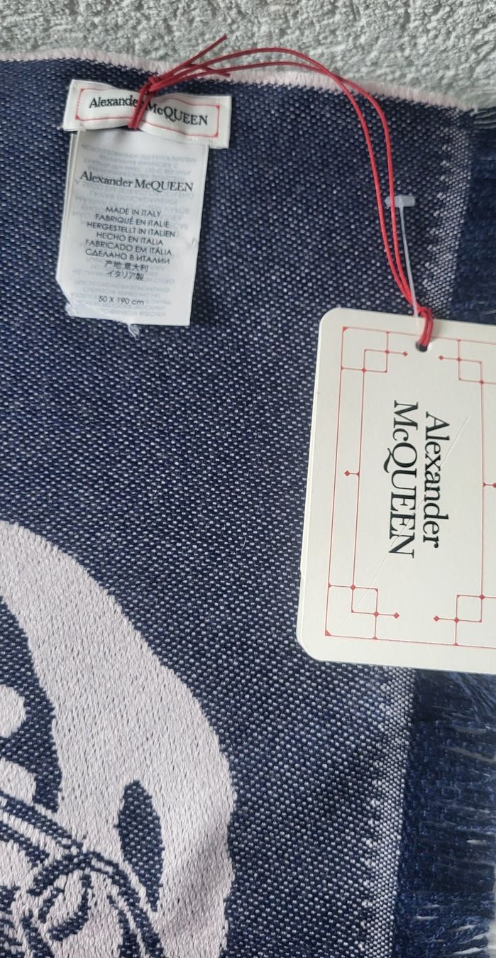 Alexander Mcqueen Foulards, Tücher & Schals: Sciarpa di Alexander McQueen nuova e originale – Defekt aus Giubiasco von fas_b82x 3