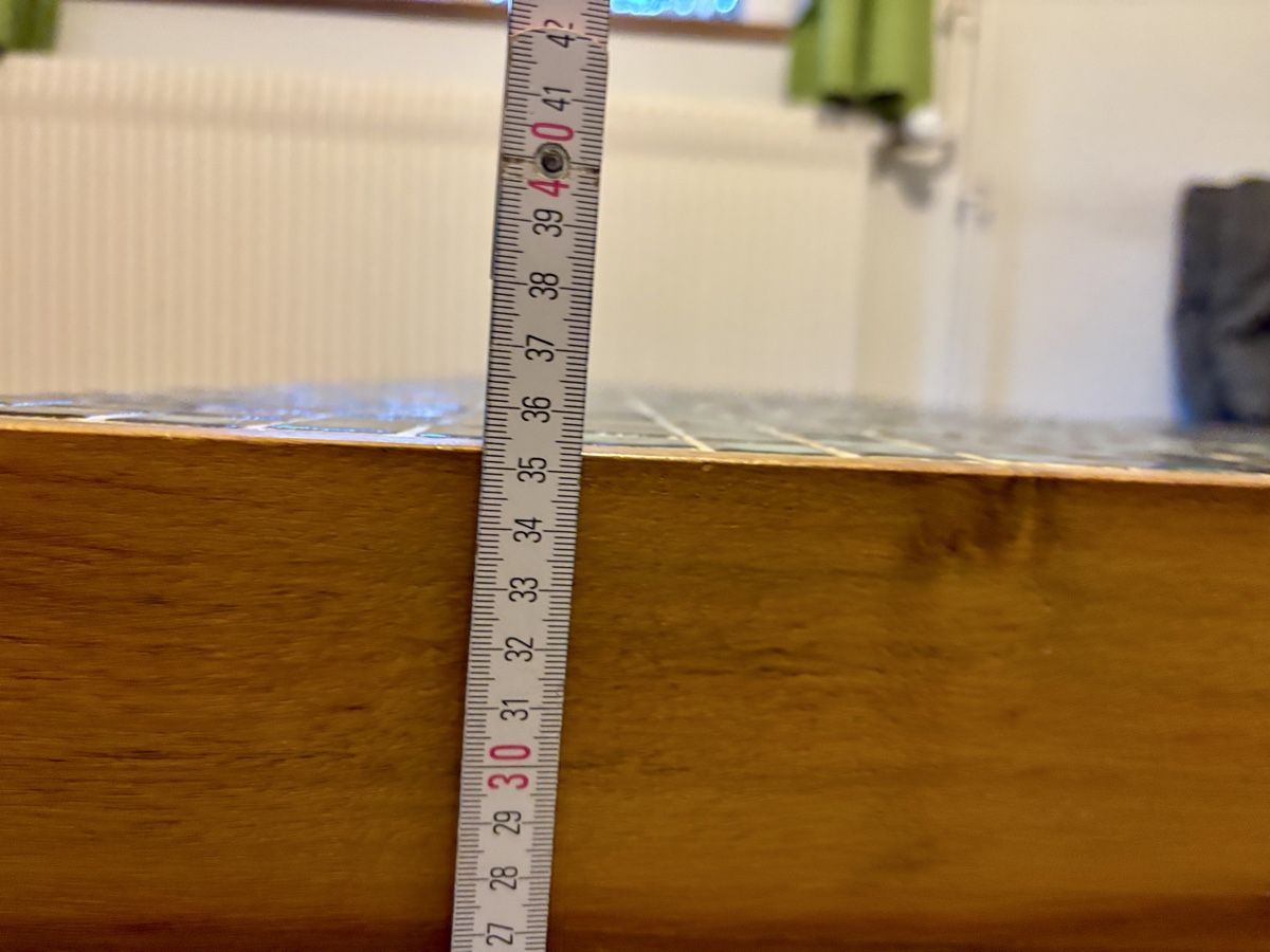 Tische: Tisch mit Fliesenplatte Holzgestell – Gebraucht aus Thun von Kerolein 2