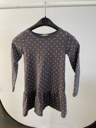Süsses Mädchenkleid, Gr. 122/128, grau mit Punkten, H&M
