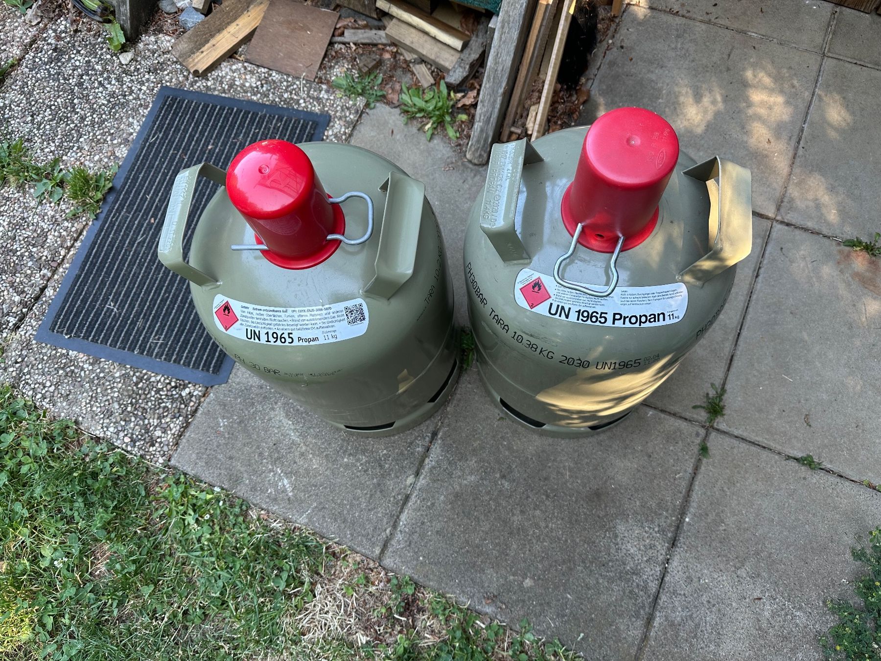 Apparecchiature e tecnologia a gas: 2x 11kg Propan Gasflasche mit deutschem Ventil – Usato da Muenchenstein venduto da Holiduli 1