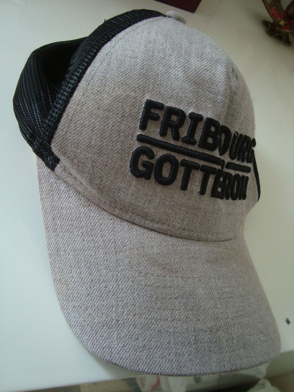 Copricapi, berretti & cappellini: Casquette Fribourg Gottéron – Nuovo (secondo la descrizione) da Fribourg venduto da ruswil007 1