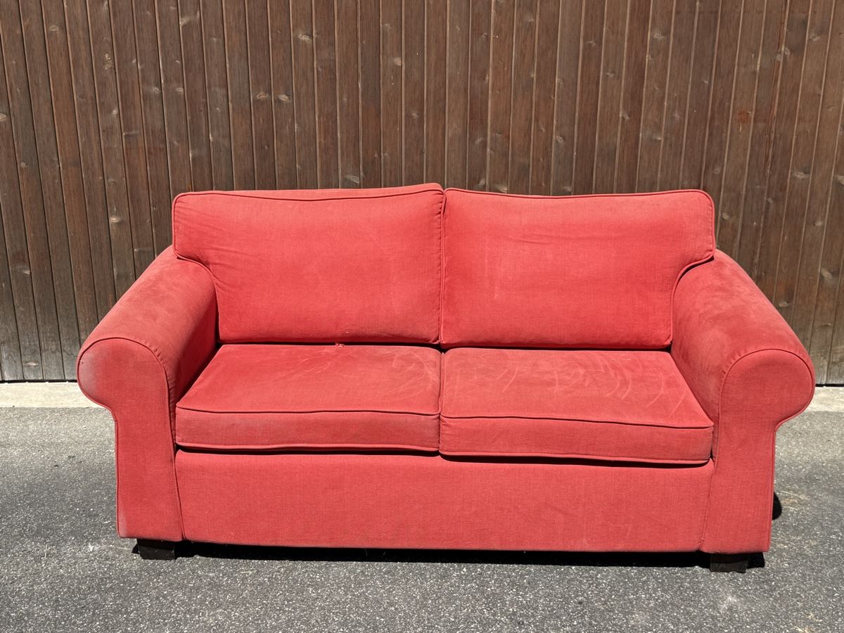 Sofas: Korallenrote Couch – D'occasion à Pfäffikon SZ par Tonimarroni99