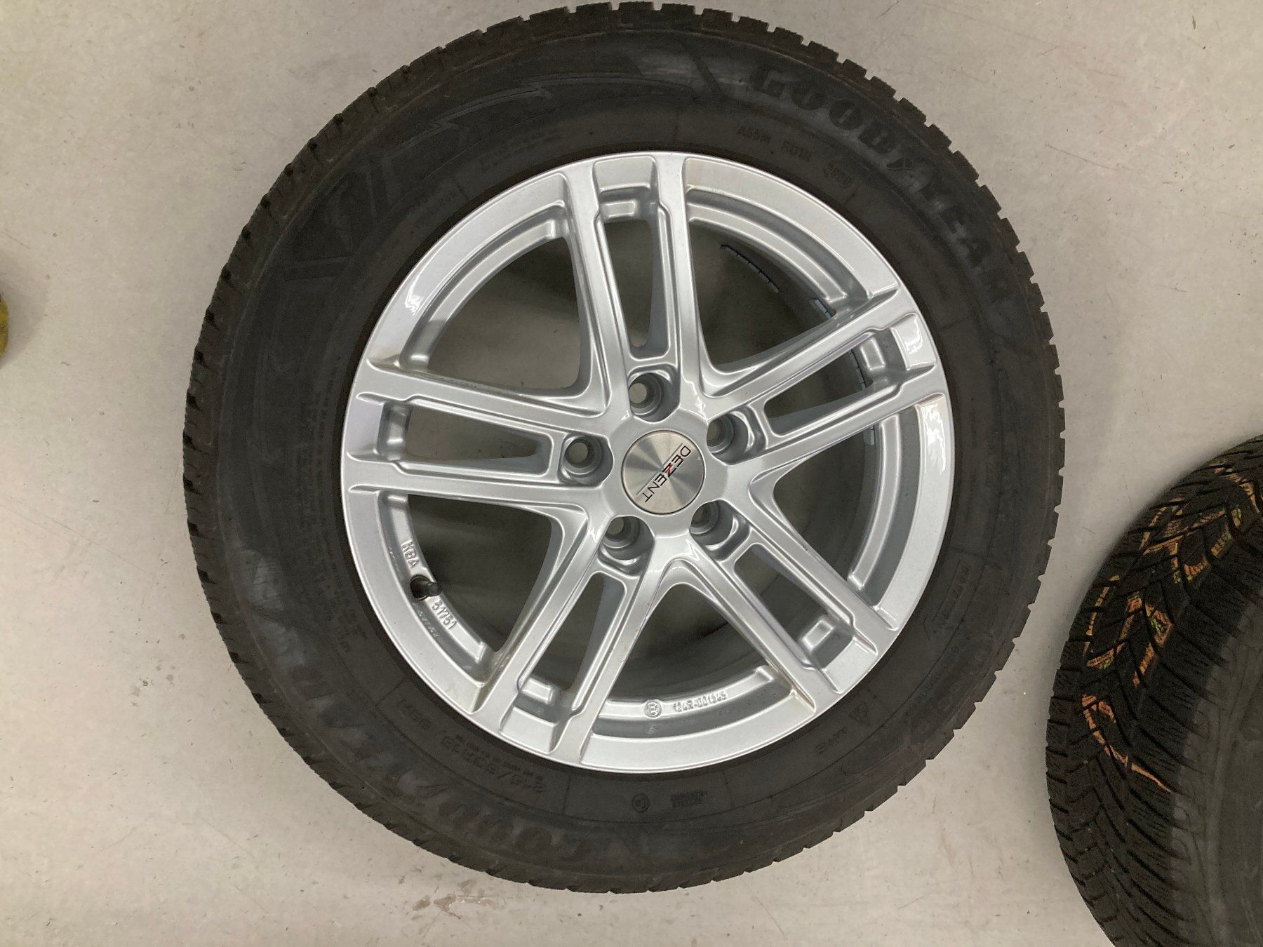 Volvo Pneumatici & Ruote complete: Volvo V60 Winterräder 215/60R16 – Usato da Cham venduto da WB2223 1