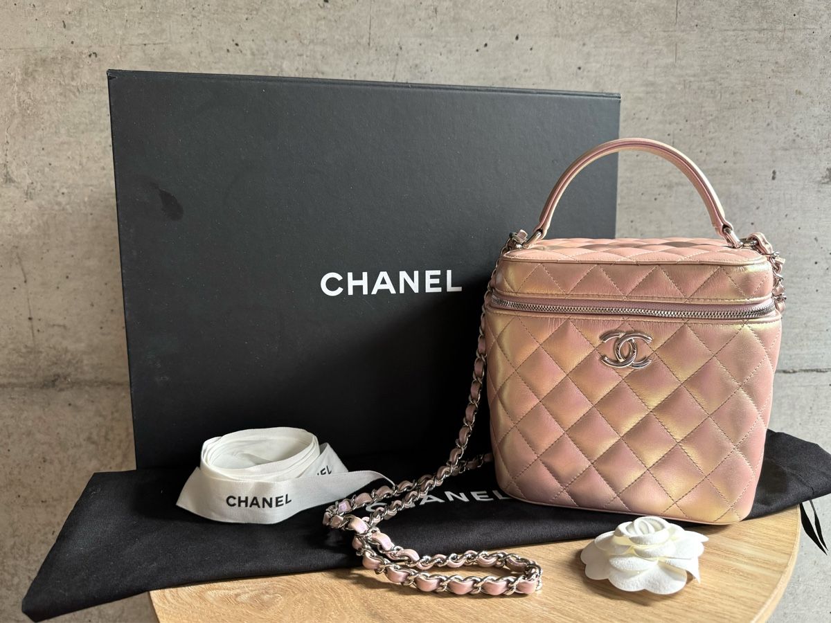 Chanel Taschen für Damen: CHANEL Iridescent Quilted Top Handle Vanity Sac Tasche – Neu (gemäss Beschreibung) aus Kriens von hannaandkiko
