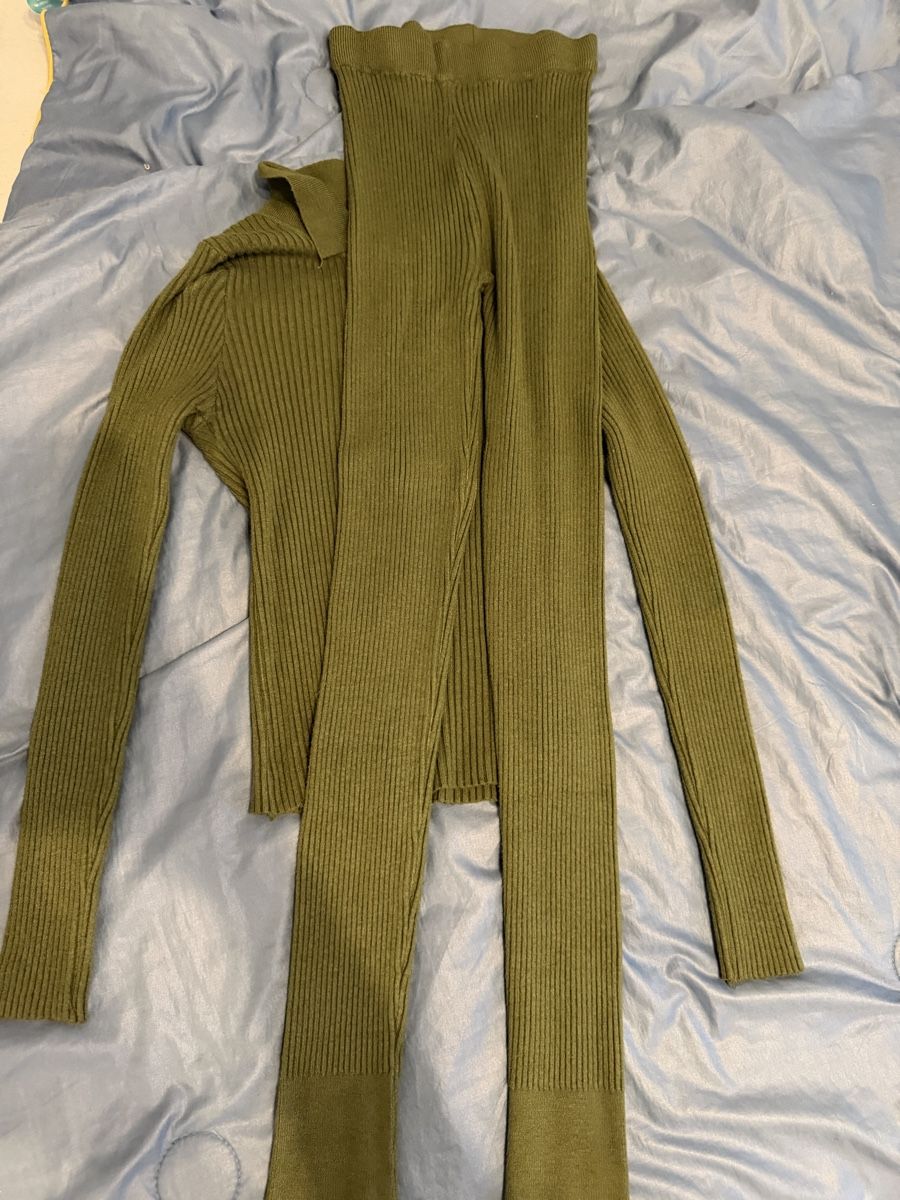 Lots de vêtements: Nucci Pullover mit Hose Olivgrün Grösse s – Neuf (Voir description) à Luzern par Lorena.haj 2