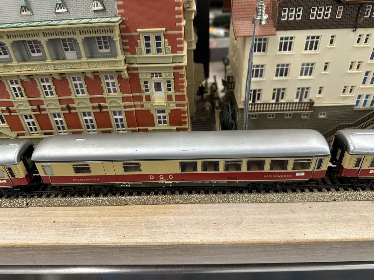 Märklin Modelleisenbahnen: Märklin 3053 DB BR 103 Reisezug – Gebraucht aus Lupsingen von New-Haven 3