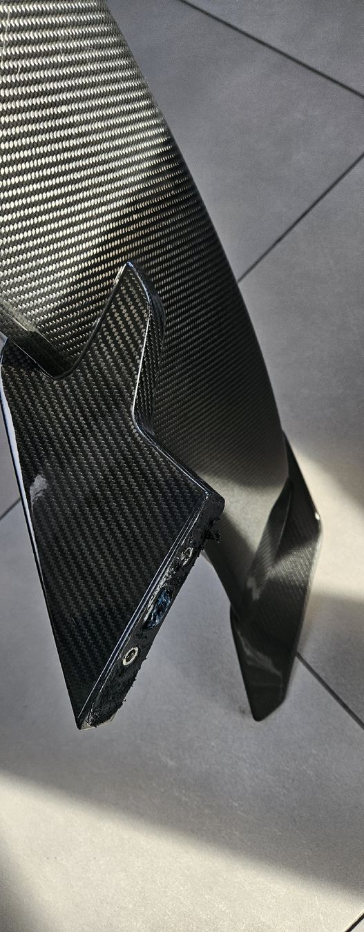 BMW Tutti pezzi di ricambio auto: Spoiler BMW M3 Evolution carbone – Difettoso da Châtel-St-Denis venduto da ameireles1973 3