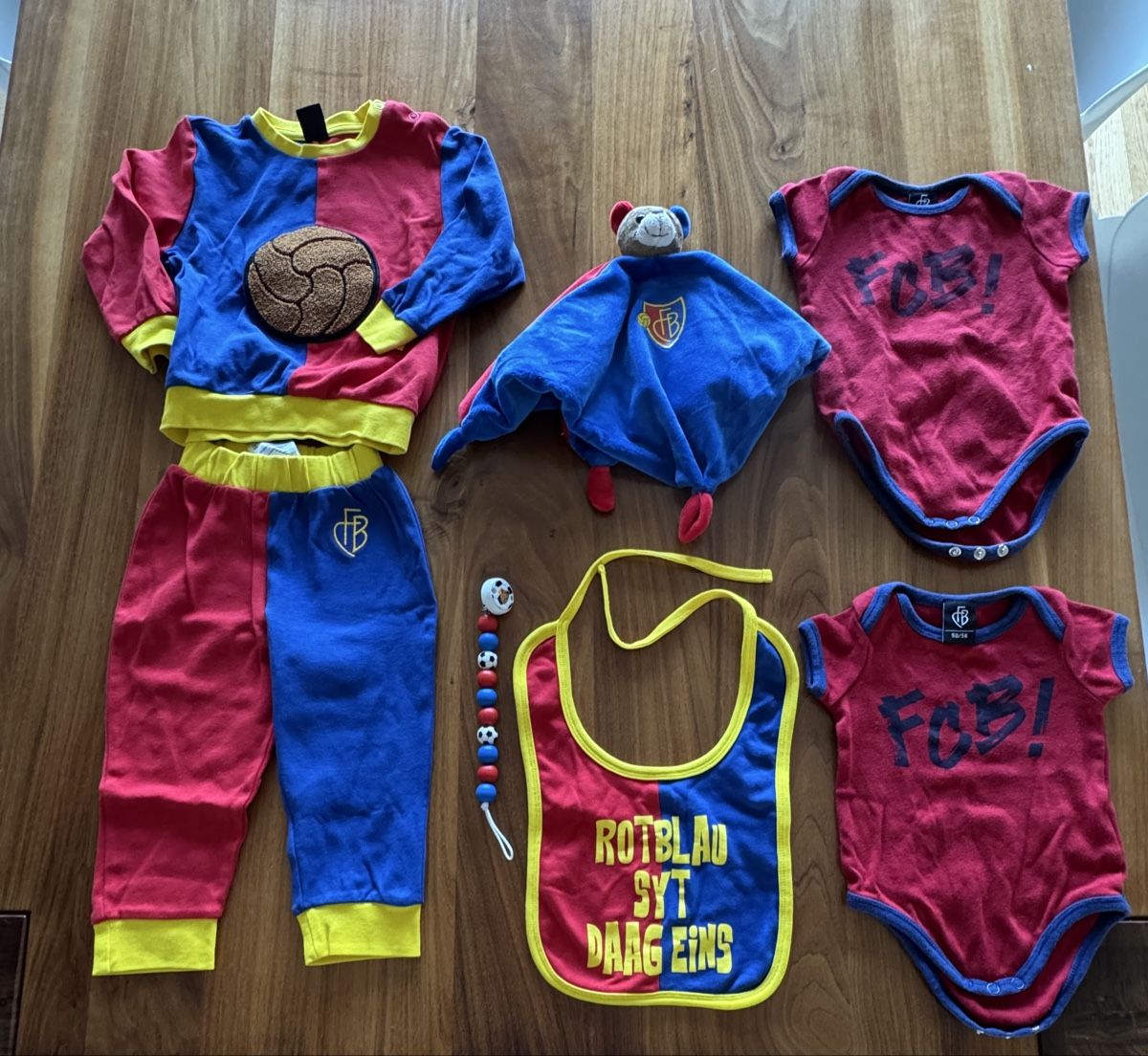 FC Basel Lotti & Set di vestiti: FC Basel Baby Set Neu  – Nuovo (secondo la descrizione) da Emmenbrücke venduto da Herzog07 2