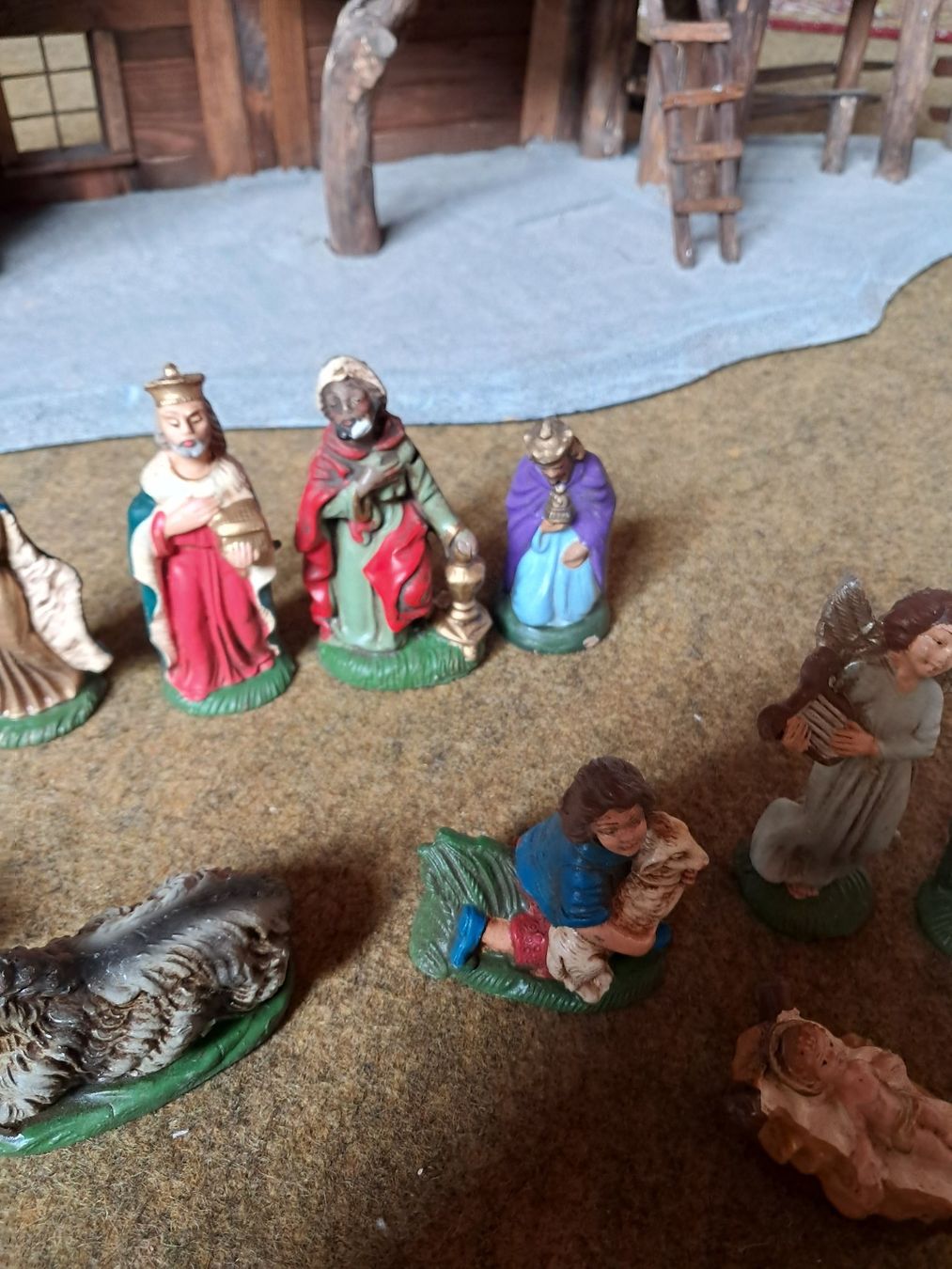 Alle Dekorationen: Rustikale Weihnachtskrippe mit alten Figuren Handbemalt – Gebraucht aus Lengnau BE von E500T 7