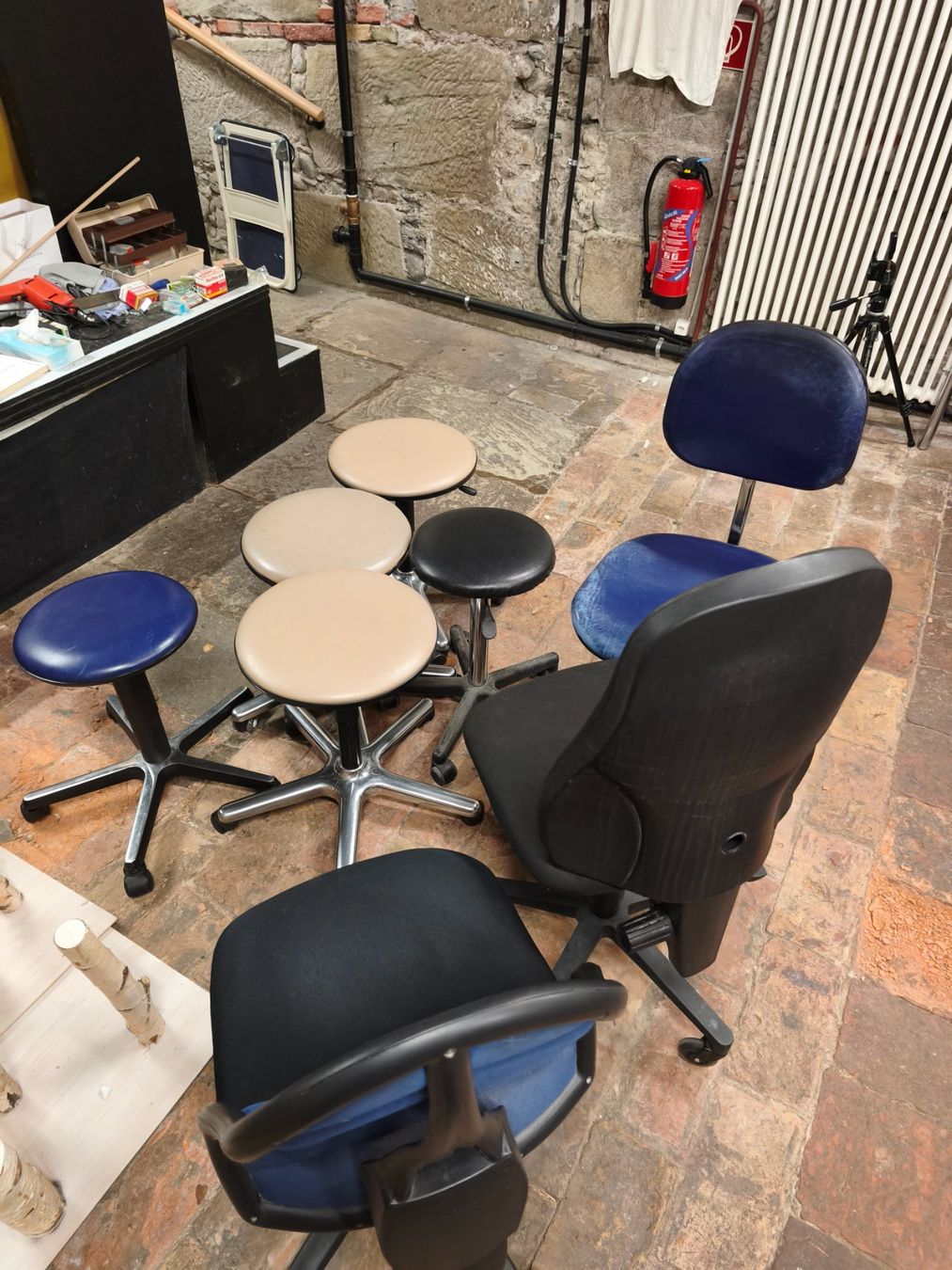 Hocker: 8 x Bürostuhl / Hocker ab 1 CHF – Gebraucht aus Bern von Xtralite 3