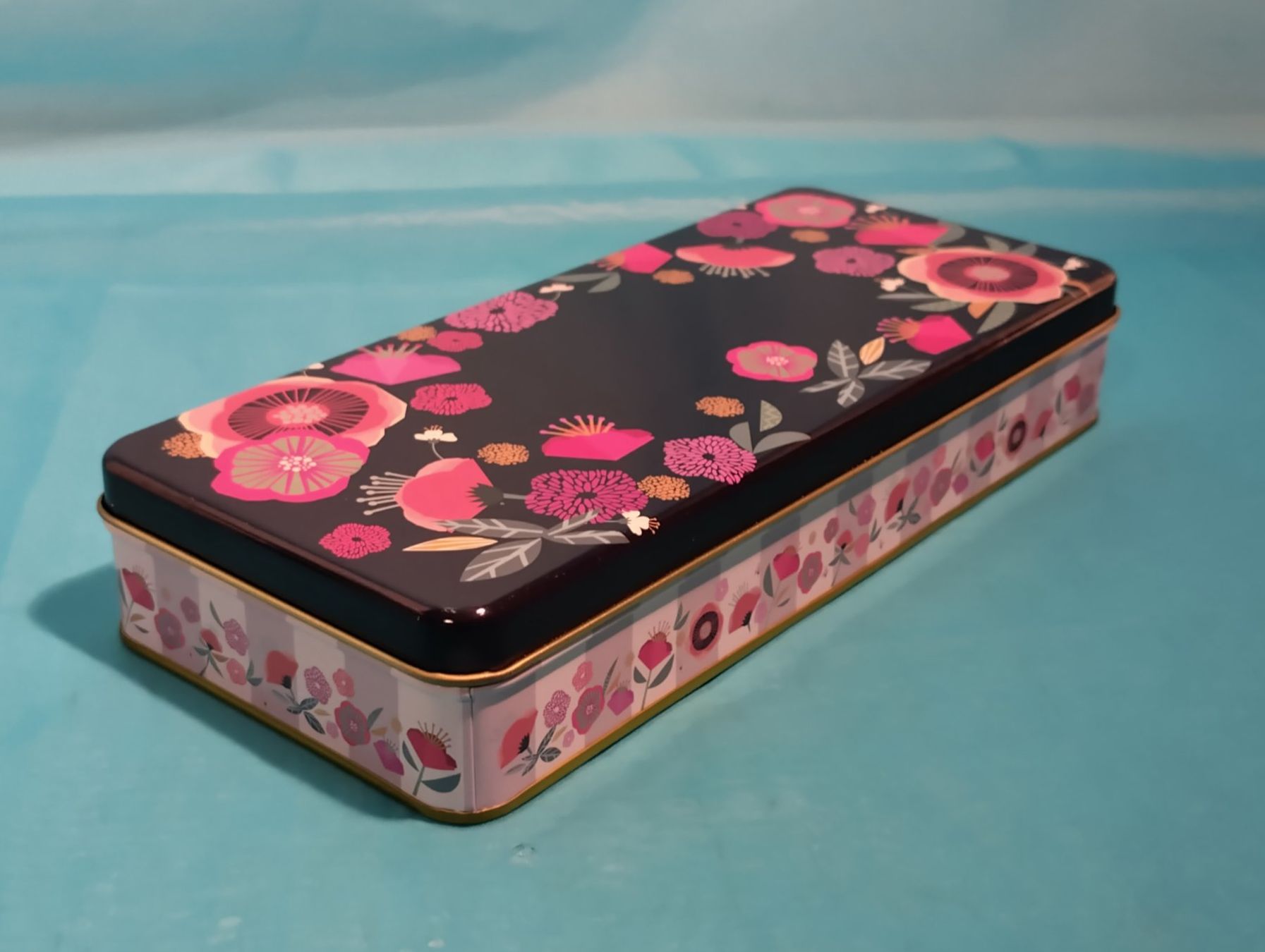 Altro in Decorazioni & Accessori: Blechbüchse, Blumen, blauer Hintergrund, Laura Darrington – Usato da Bellach venduto da JingleCherry 1