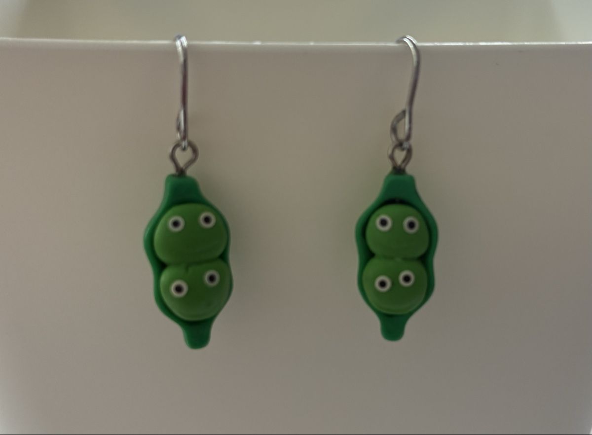 Orecchini pendenti & Orecchini a lobo: Earrings pea pod design, green - kids or adults – Usato da Basel venduto da cat_sq5m 1