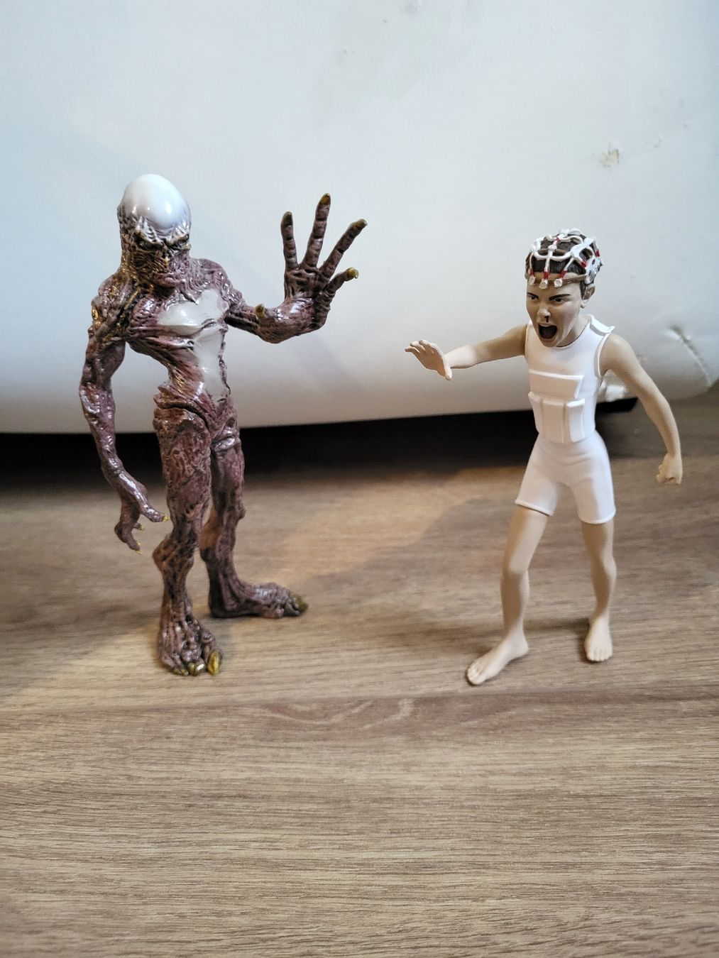 Statuette: Stranger Things Actionfiguren  2er Eleven & Demogorgon  – Usato da Allschwil venduto da Uhrenbinz 3