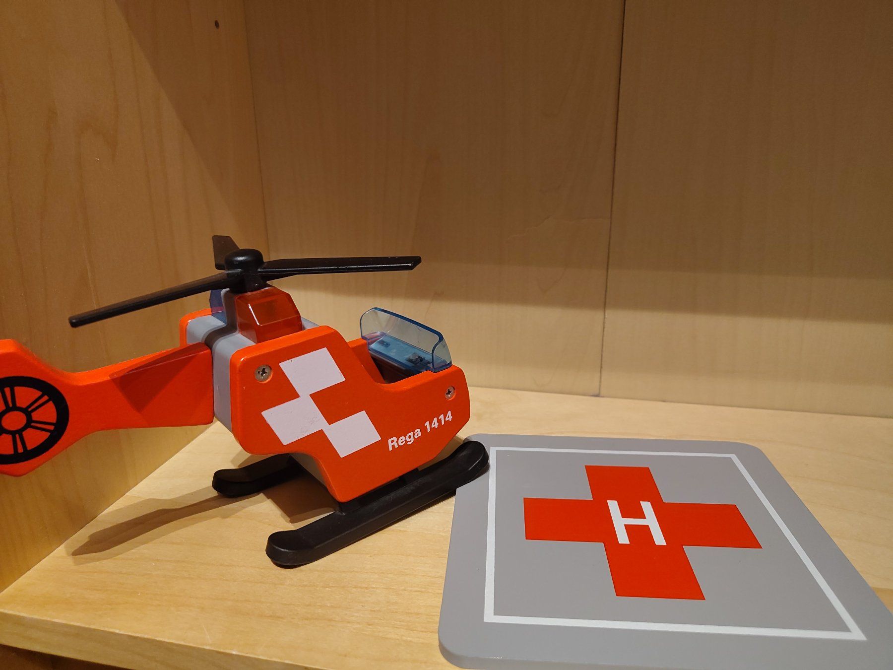Hape Spielzeuge: Hélicoptère Rega de Hape – Gebraucht aus Urdorf von nic_sh2n 1