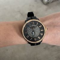 Schwarze Uhr mit Strasssteinen von Tendence