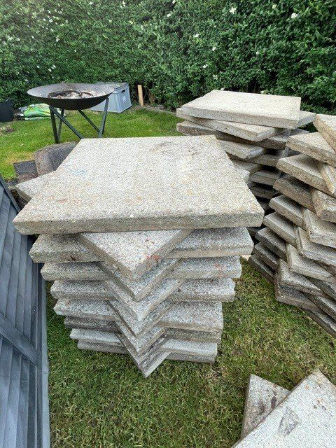 Rivestimenti per pavimenti: Gartenplatten Beton grau 50x50cm – Usato da Siebnen venduto da Kochfamilie 1