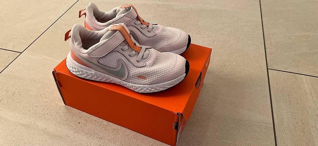 Scarpe per ragazze: Sneaker Nike Grösse 31 – Usato da Kastanienbaum venduto da pet_57dn