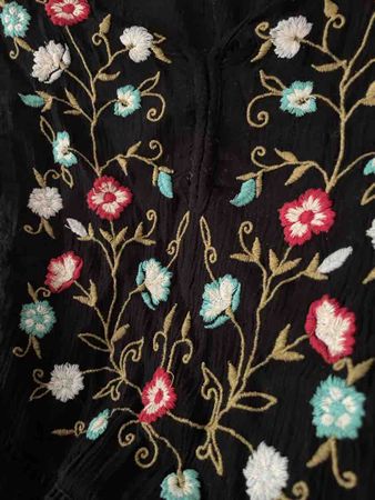 Damen Kleid oder Bluse Schwarz mit Blumenstickerei