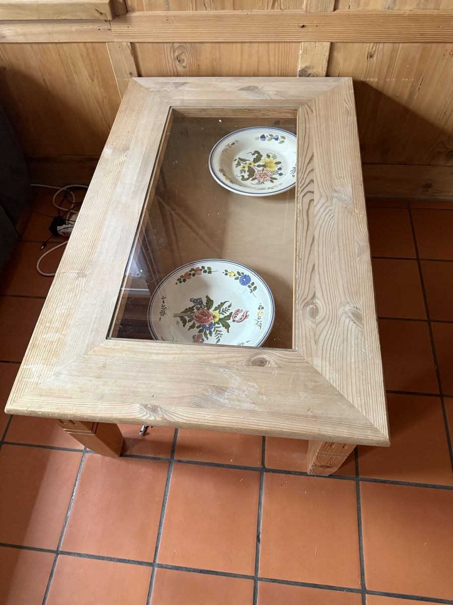 Tische: Couchtisch Holz mit Glasplatte leicht gebraucht – Gebraucht aus Büetigen von hofmann3