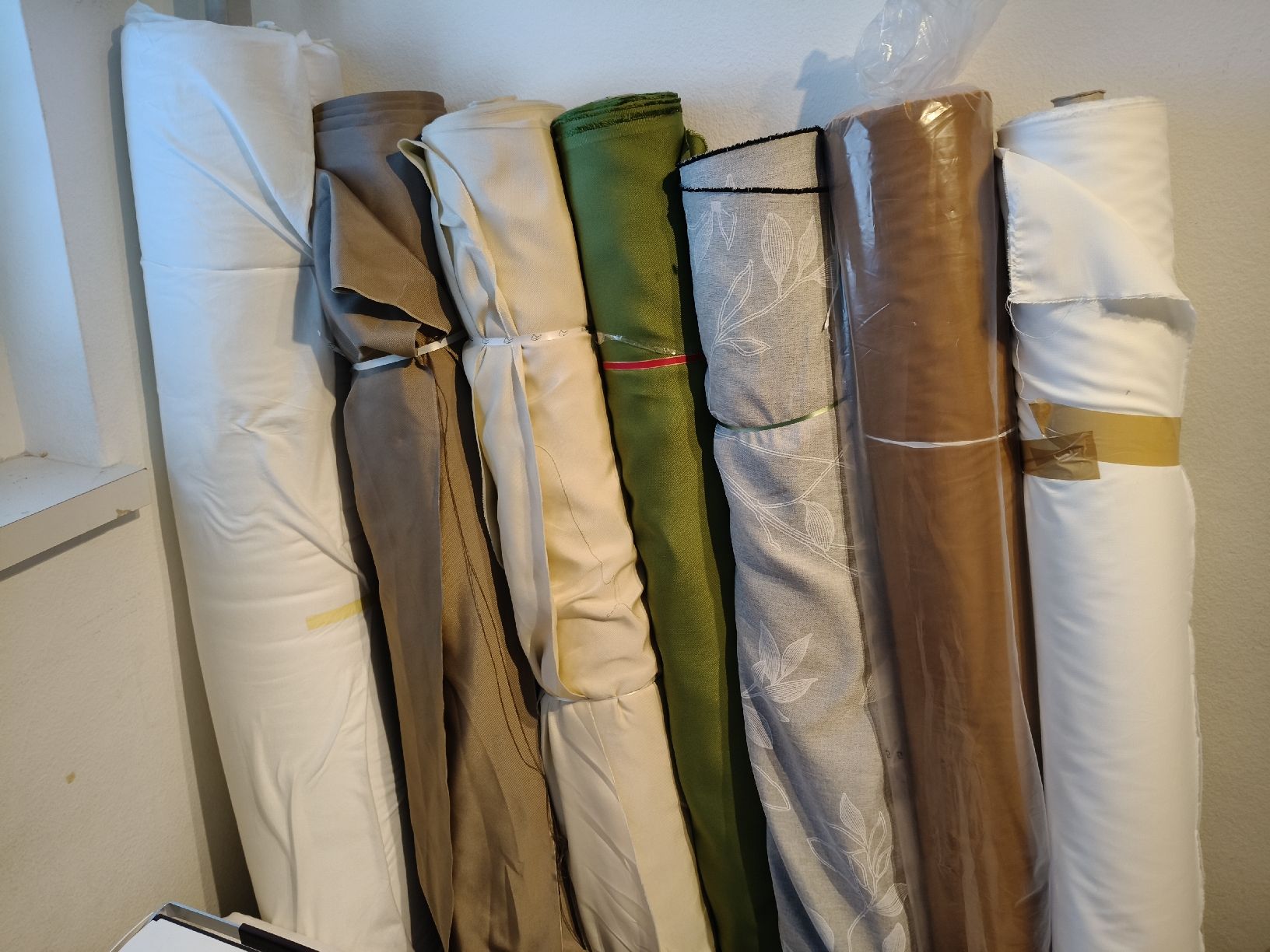 Tissus: Fabric rolls assorted colours quantity 8 new condition 3fr/m – Neuf avec emballage d'origine à Zürich par sha_vw65