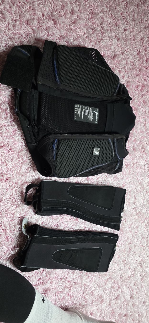 Lots de vêtements: Rückenschutz Grösse XS – Neuf (Voir description) à Aeschi SO par trindade 7