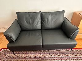 2-Sitzer Leder-Sofa in Schwarz – sehr guter Zustand