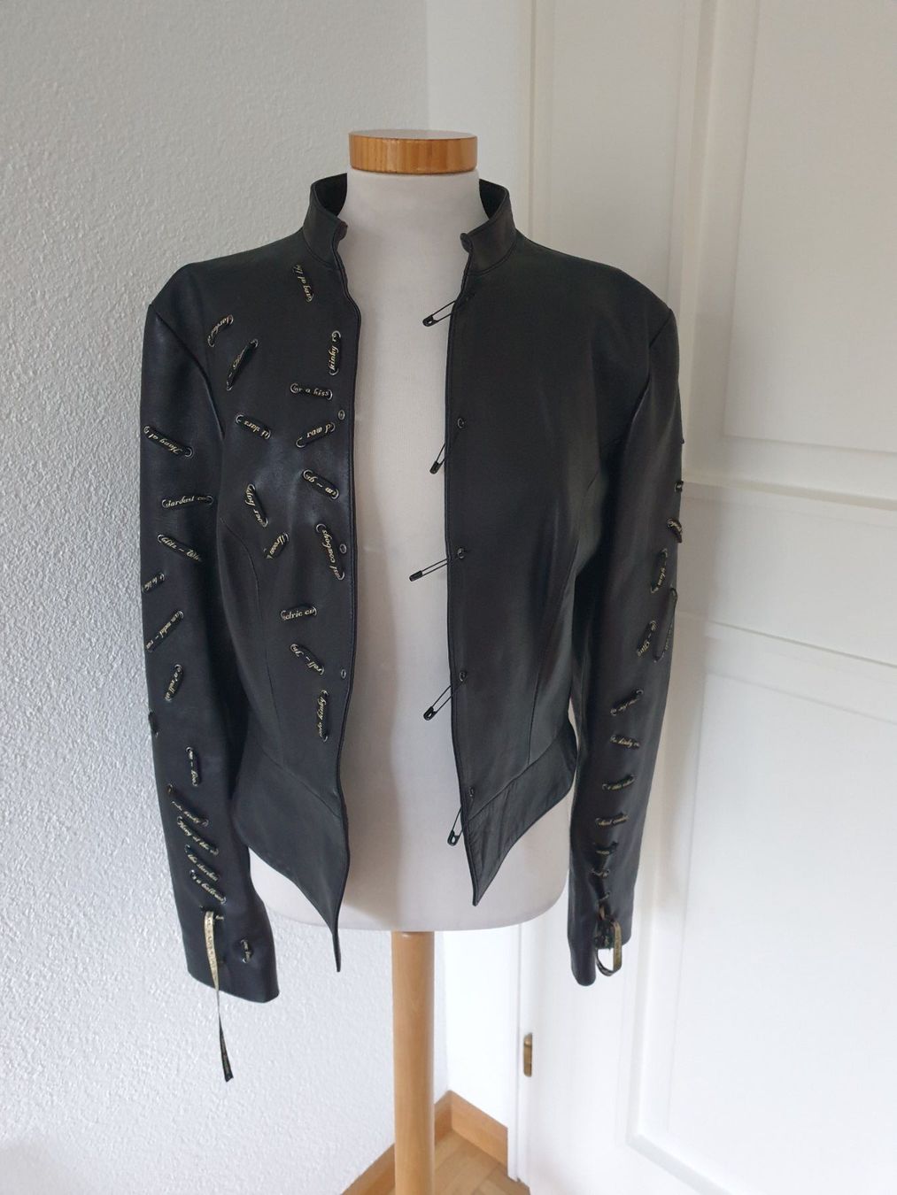 Giacche: John Richmond Hammer Lederjacke Neu Gr. 38 – Nuovo (secondo la descrizione) da Bottmingen venduto da sandy_2