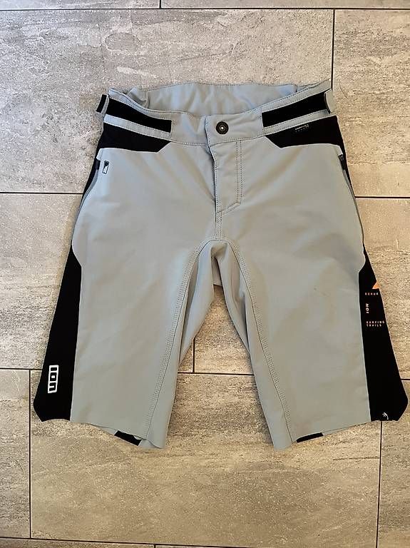 Pantalons: Bikehose Damen Grösse S – D'occasion à Laax GR par MountainAnd
