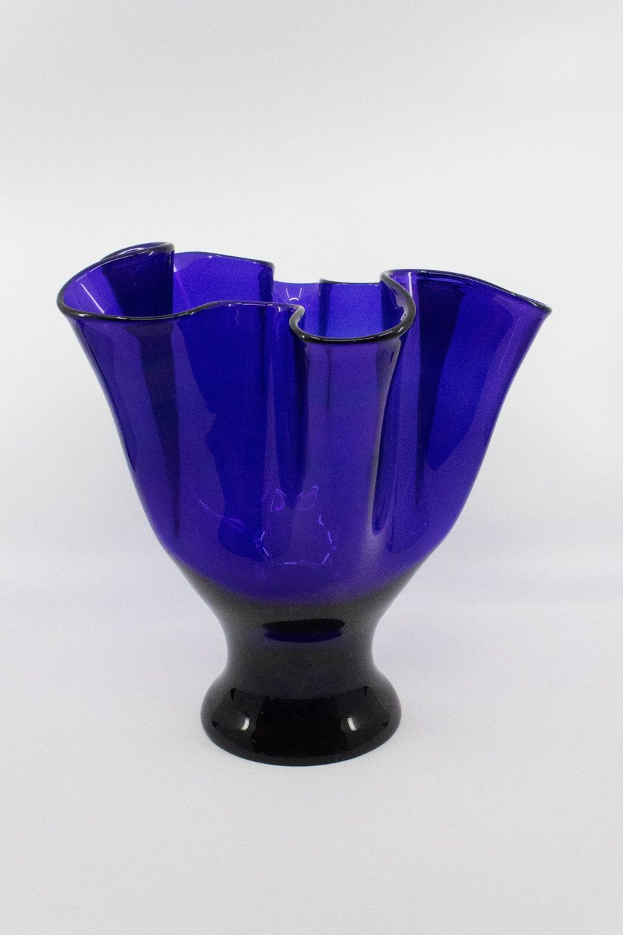 Vasen & Gefässe: Blaue Vase / Glasvase mit gewelltem Rand – Gebraucht aus Zürich von ZuercherBrockenhaus 3