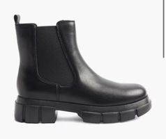 Schwarze Chelsea Boots mit Plateausohle,