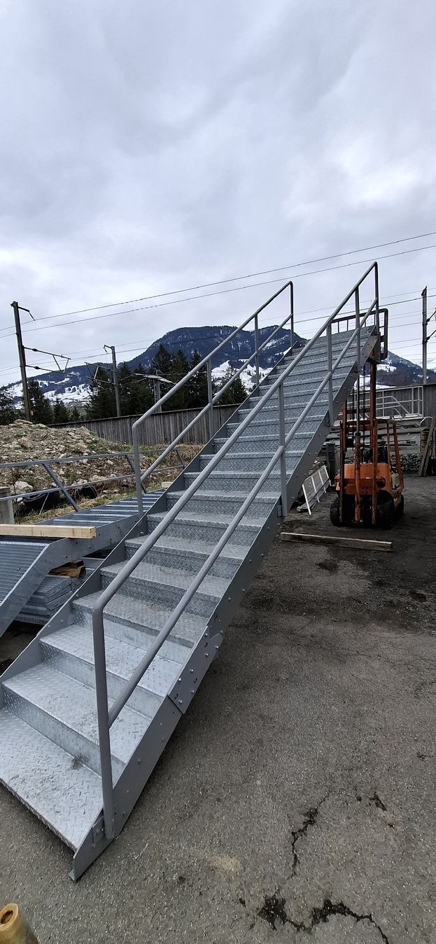 Treppen: Stahltreppe mit Riffelblechtritten und Geländer. – Gebraucht aus Reichenbach i. K. von Wskorpion 2