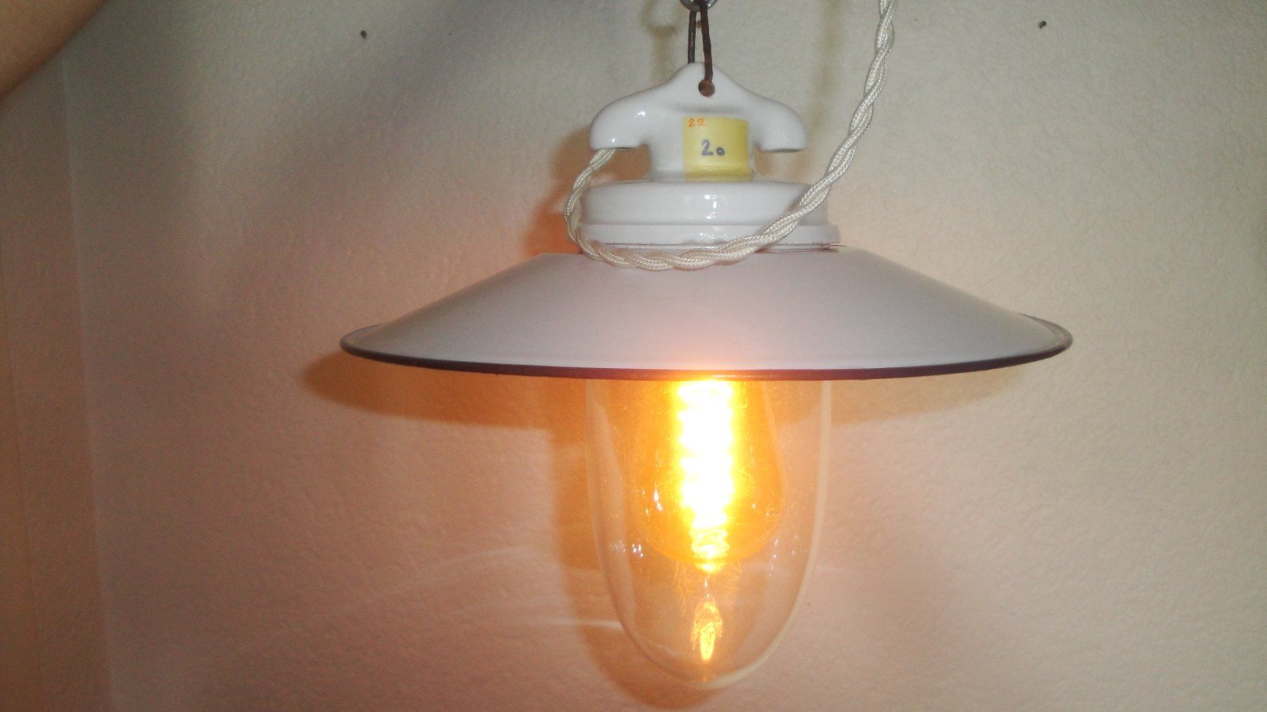 Lampadari & plafoniere: Kellerlampe mit Emaillierter Lampenschirm – Usato da Zürich venduto da Paykan