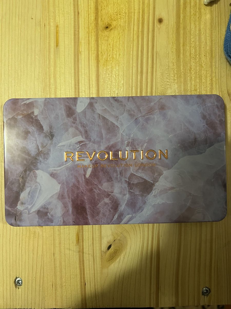 Make-up: Makeup Revolution Eyeshadow palette – Gebraucht aus Flims Dorf von and_d82j