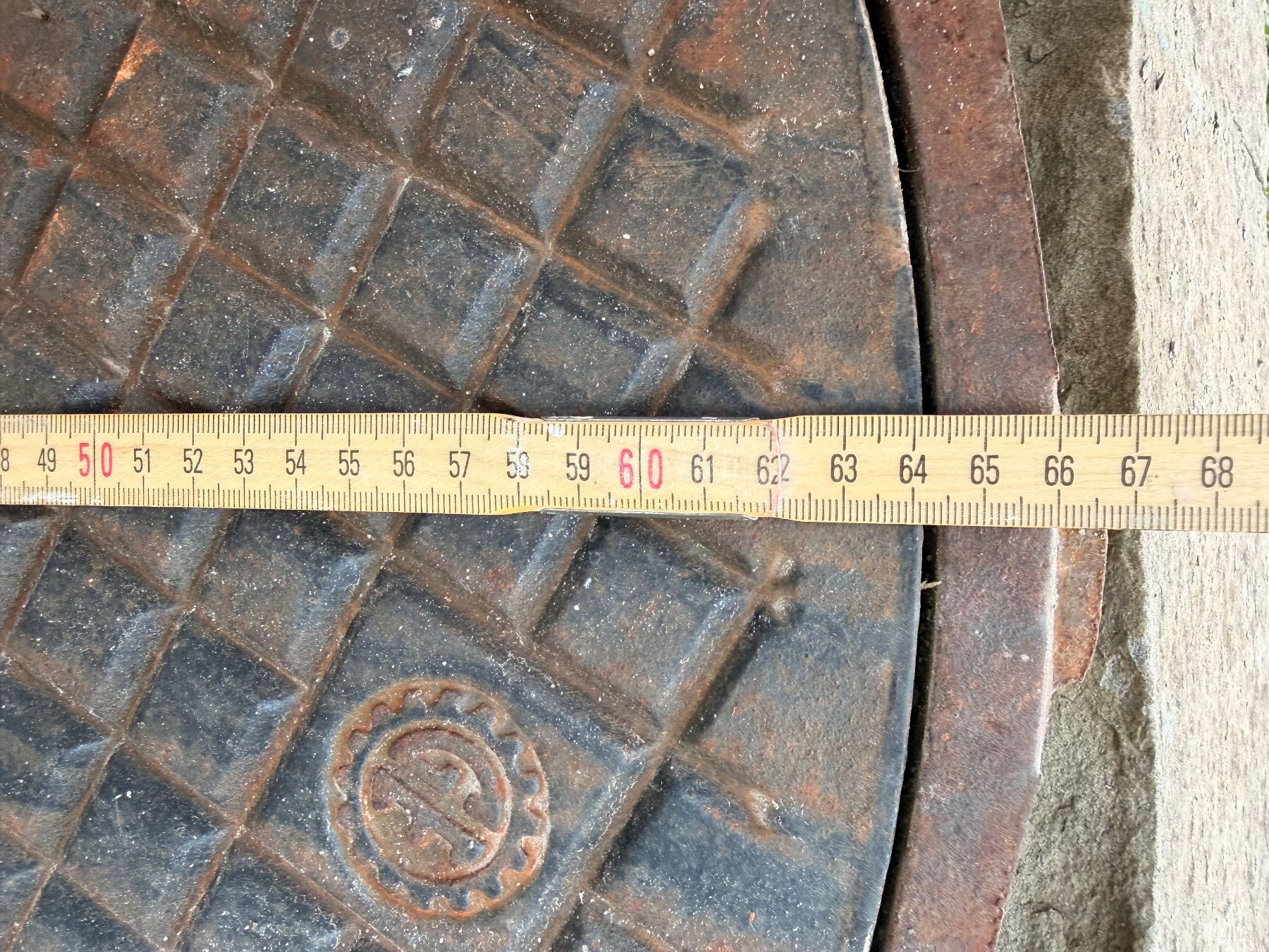 Piatti di portata: Schachtdeckel Gusseisen – Usato da Eglisau venduto da eglisau83 4