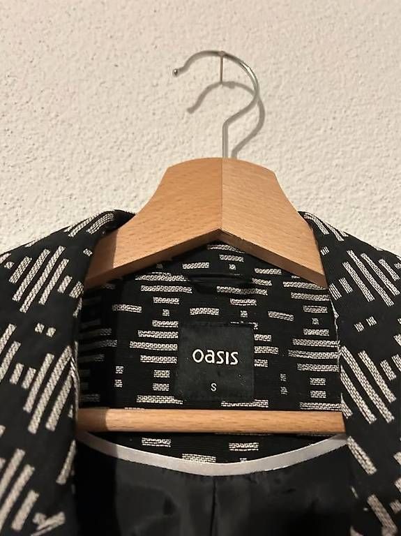 Giacche: Oasis Black & White Geo Print Longline Jacket, size S – Usato da Schlieren venduto da jul_yrw7 2