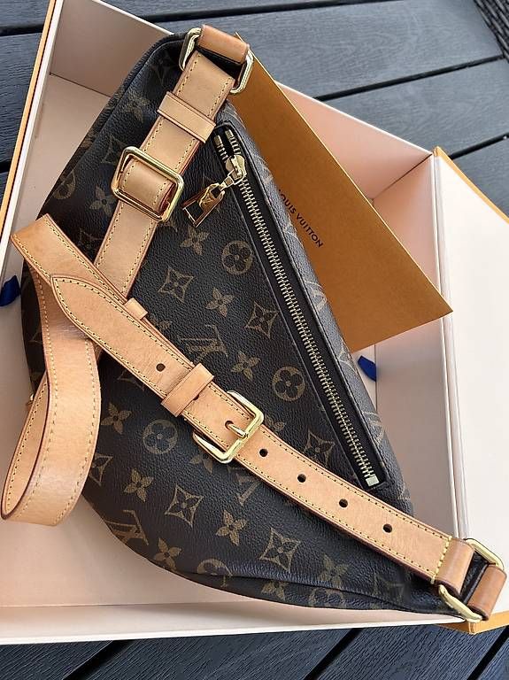 Sacs: Louis Vuitton BUMBAG Canvas Monogramm  – D'occasion à St. Pantaleon par Vogue3 1