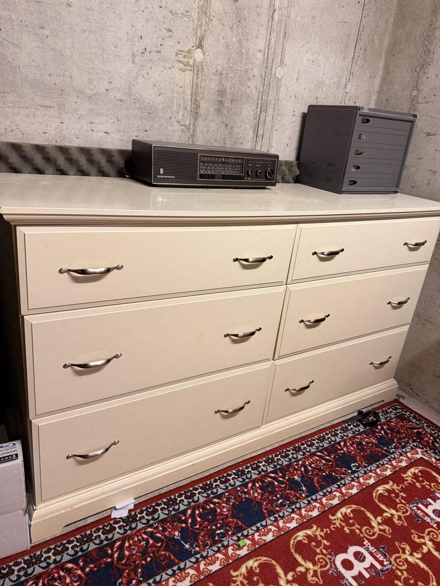 Cassettiere: Grosse Kommode / Sideboard mit 6 Schubladen – Cremeweiss – Usato da Hausen am Albis venduto da Charlie-Harper 1