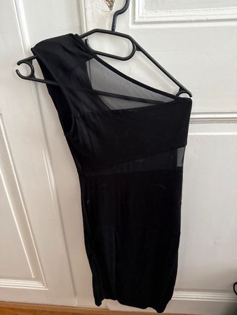 Robe noire Maje T.2, détail tulle - Élégante & Chic !