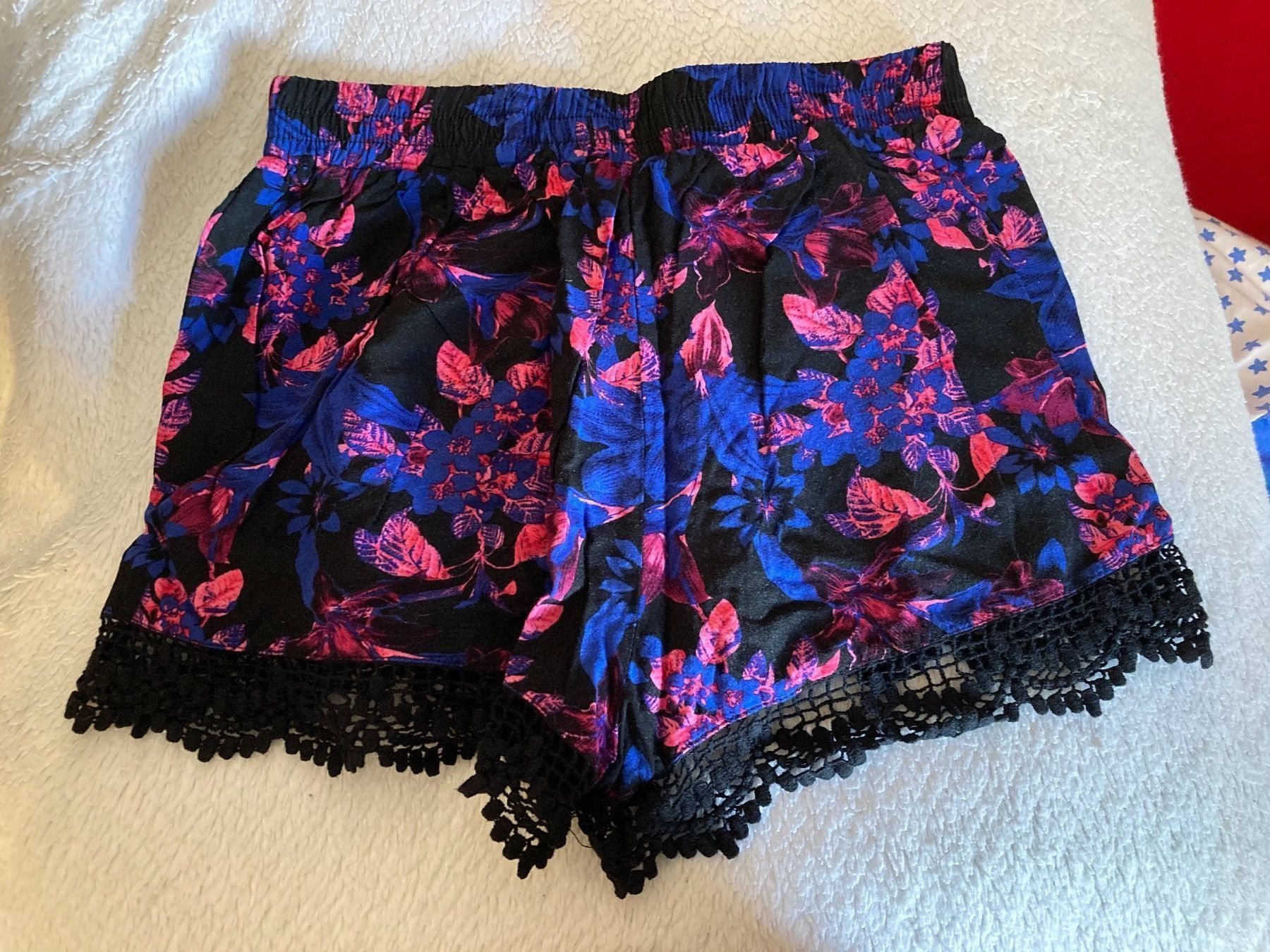 Pantaloni: Bunte Shorts Gr. 36 – Usato da Thun venduto da Vans_98 1