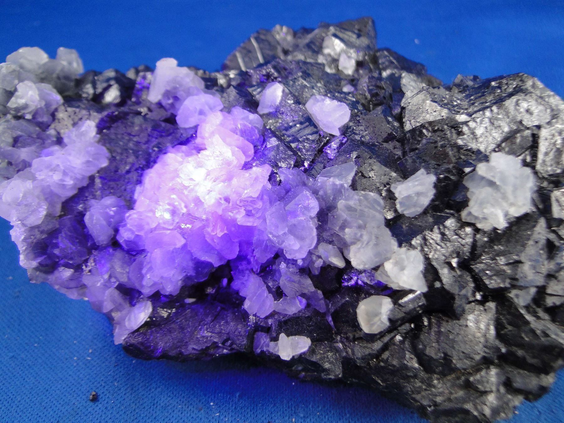 Minerali & Pietre curative: Sphalerit mit Calcit (UV-Pink) – Usato da Schinznach Bad venduto da Demerald 6