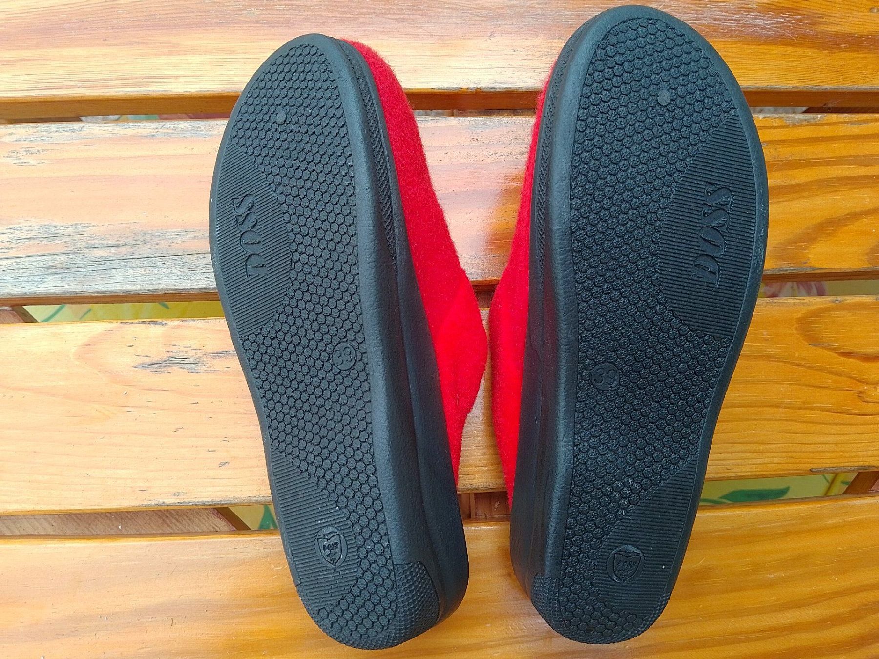 Scarpe da uomo: Hausschuhe mit Schweizerkreuz, Grösse 39, neu – Nuovo (secondo la descrizione) da Kesswil venduto da mie_g89p 1