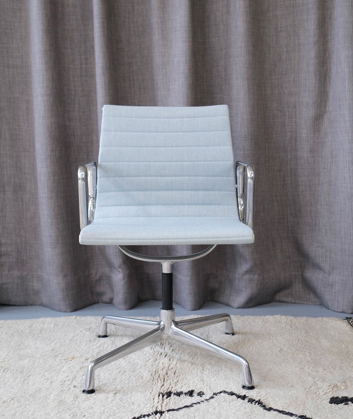 Vitra Sedie: Vitra EA 104 Aluminium chair Eames – Usato da Bern venduto da Zmodern_CON 1