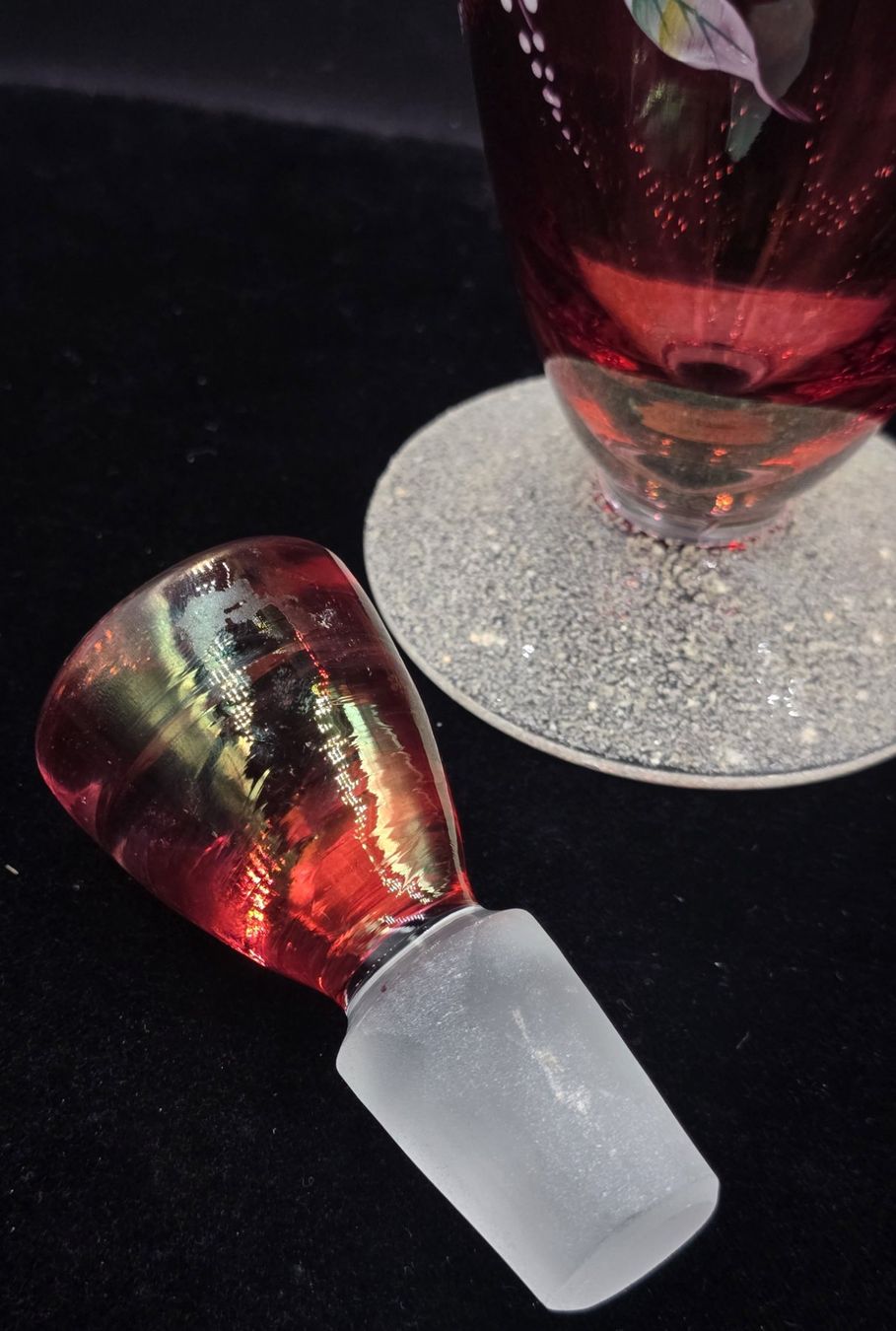 Caraffe: Karaffe aus satiniertem Glas mit Emaille Bemalung – Usato da Rorschacherberg venduto da snOOpydOg11 1