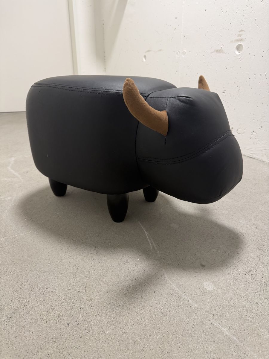 Sgabelli: Kinderhocker Stier schwarz Lederoptik – Usato da Laufen venduto da le-noumi 1