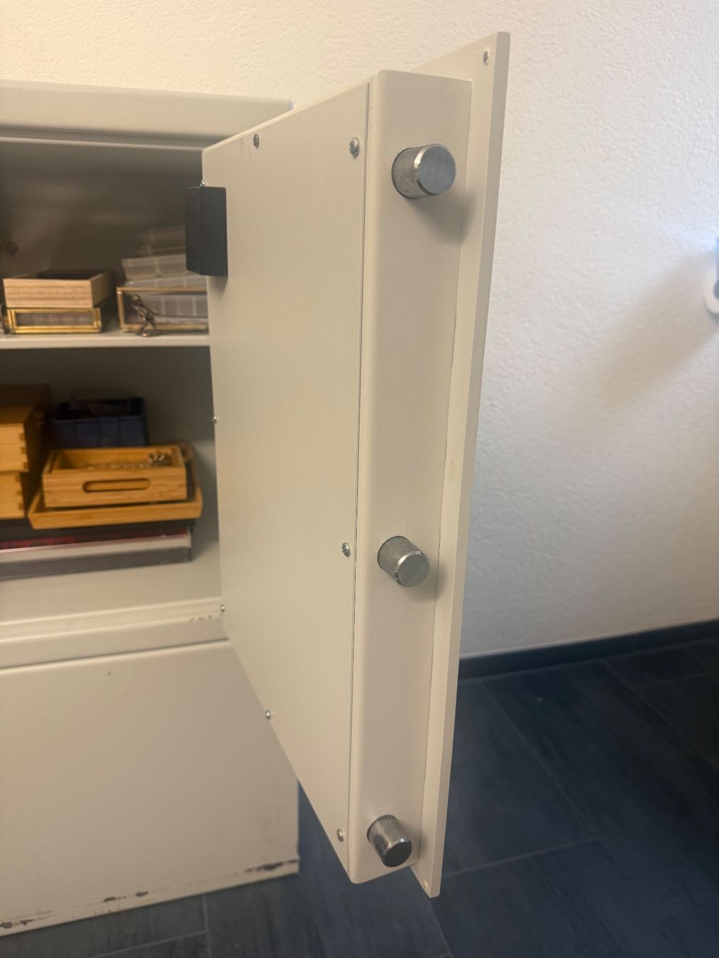 Tresor: Tresor Panzerschrank mit Zahlencode grau gebraucht – Gebraucht aus Aesch ZH von Tomy007008 4