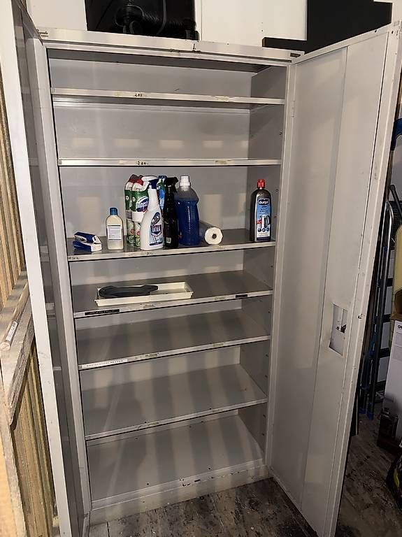 Schränke: Metall-Schrank – Gebraucht aus Wädenswil von dom_pz5d 1