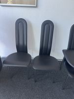 Schwarze Stühle mit Metallgestell